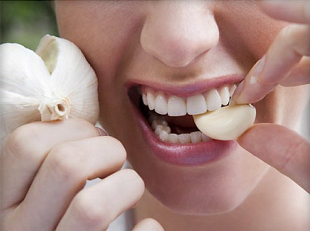 7 Genius Tricks to Banish Garlic & Onion Smell Fast!