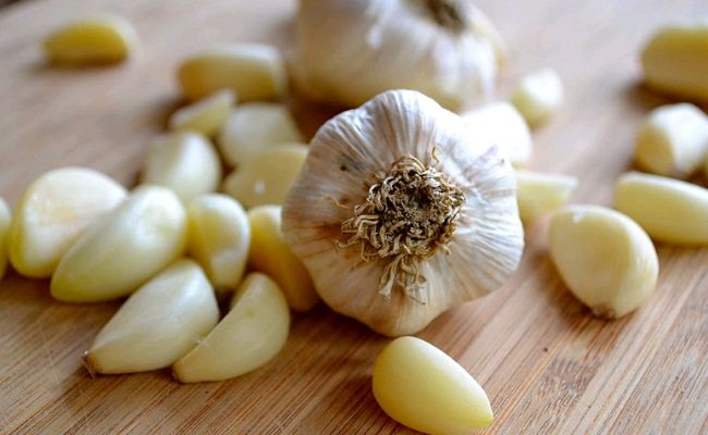 7 Shocking Benefits of Eating Garlic on an Empty Stomach