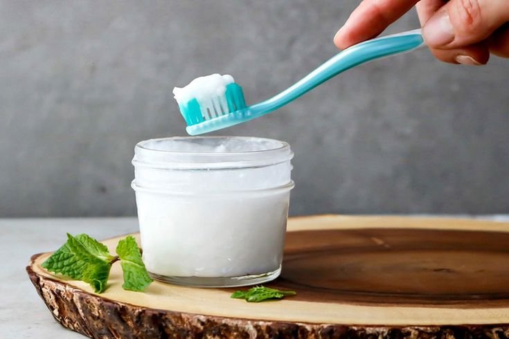 DIY Fluoride-Free Toothpaste: 4 Organic Recipes for Healthy Teeth