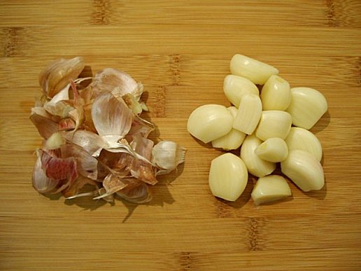 The Ultimate 10-Second Garlic Peeling Hack Chefs Swear By!